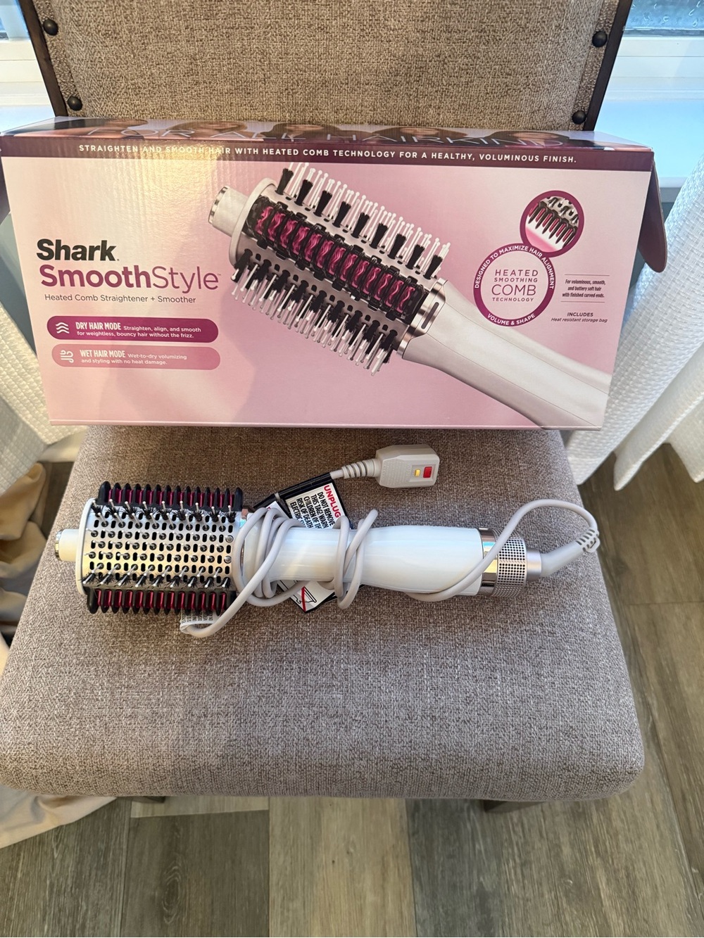 Shark SmoothStyle Heated Comb Straightener - White and Pink
